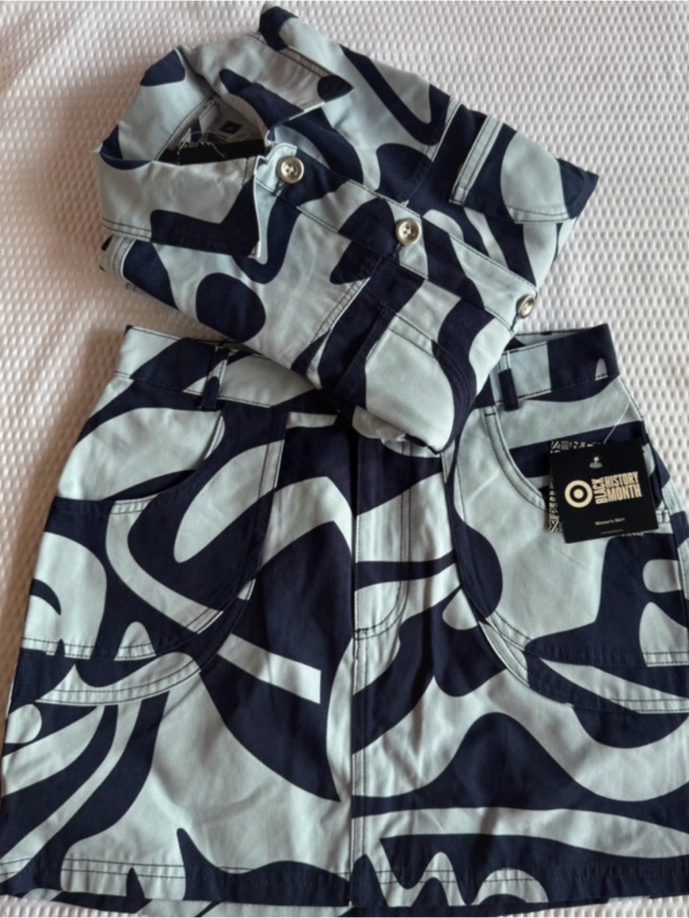 Women’s Outfit Set -XS
Navy and White Patterned Skirt and Top Set